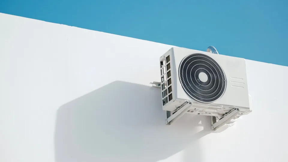 建物の外壁に設置されたエアコン室外機