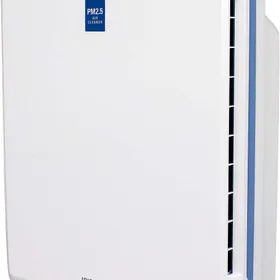 アイリスオーヤマ PMAC-100 本体。ホワイトに青いラインが入ったスクエア型デザイン、PM2.5対応ラベル付き