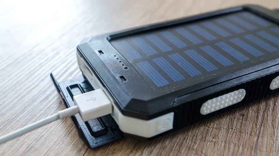 充電ケーブルがつながれたバッテリーのクローズアップ